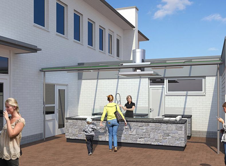 Visualisierung: Außenansicht. Grillstation aus hellgrauem, unregelmäßig geformtem Naturstein mit dunkelgrauer Granit-Arbeitsfläche; gläserne Überdachung; zwei zusätzliche kleine Arbeitsflächen an der Rückwand; weiße Tür mittig; Waschbecken auf der linken Seite; umliegendes Gebäude aus weißem Backstein; stilisierte Personen im Vordergrund