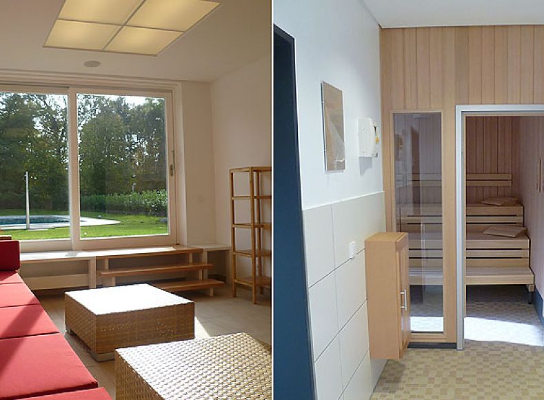 Fotografie: Ruhebereich mit roten Sitzpolstern und hellen Holztischen; bodentiefe Fenster mit Blick ins Grüne; im rechten Bildteil verglaster Zugang zur angrenzenden Sauna erkennbar