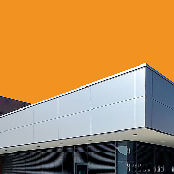 Architektonisches Detail vor Orangem Hintergrund