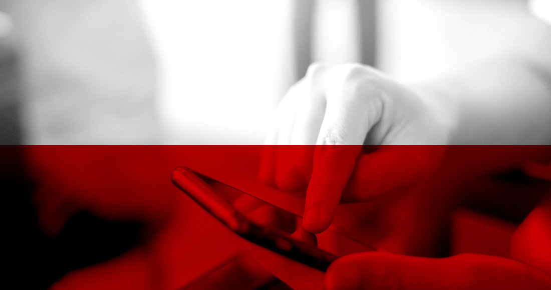 Symbolbild für "Kontakt": Eine Person nimmt über ein Smartphone Kontakt auf.