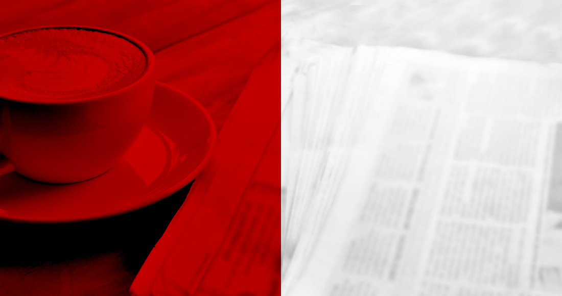Zweigeteiltes Bild: Links eine Tasse Kaffee in Rot getaucht, rechts eine unscharfe schwarz-weiße Zeitung.