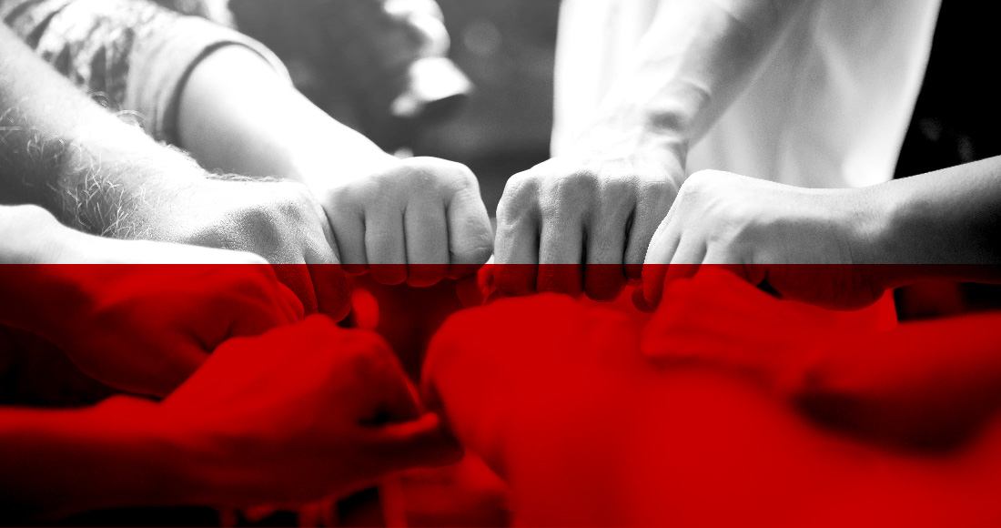 Hände, hälftig Rot-Weiß gefärbt